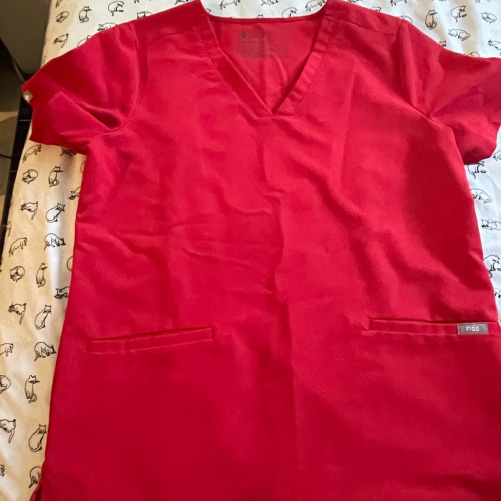 Figs winning red scrub set